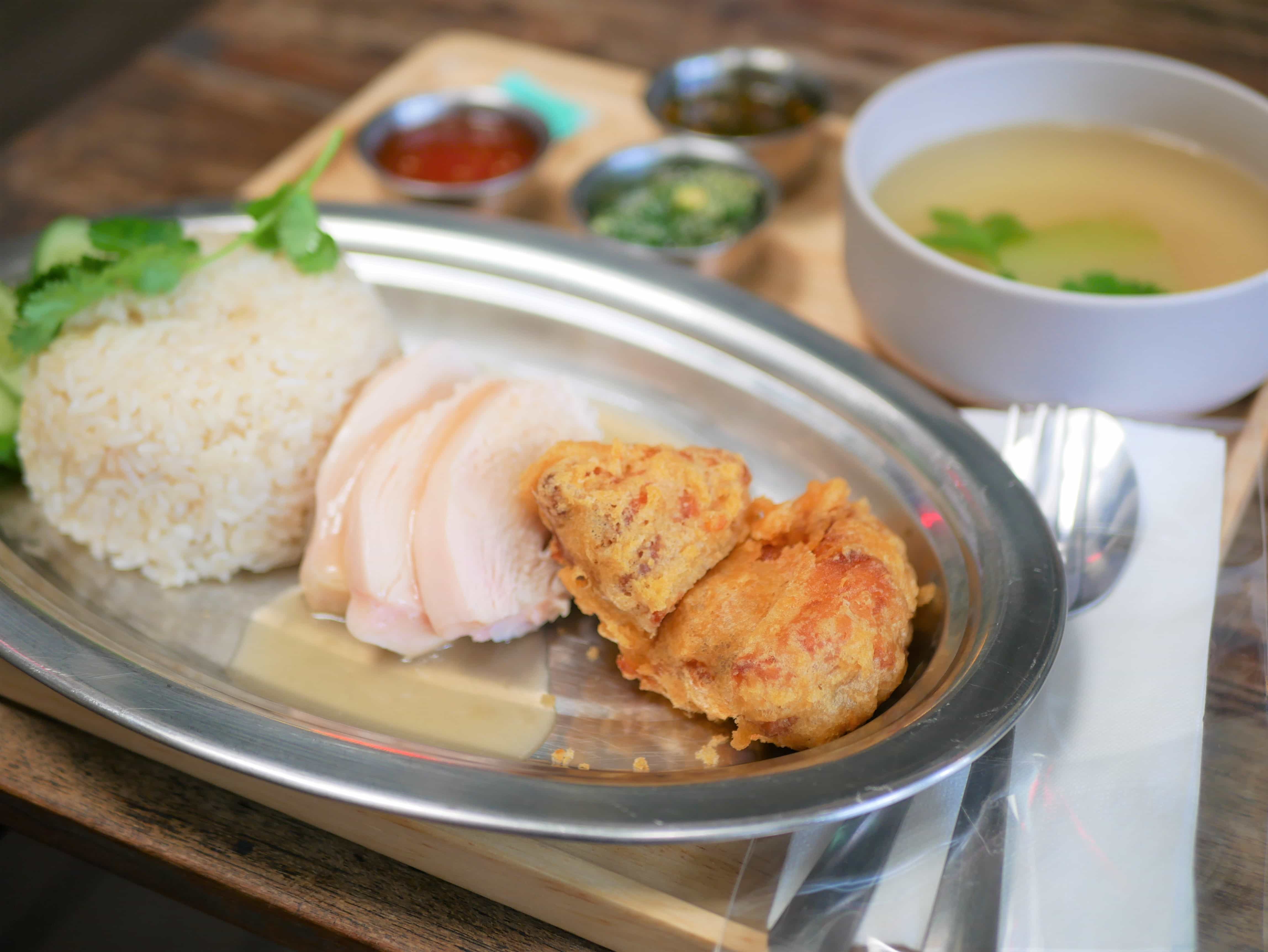【煮 หุง Hoong】絶品カオマンガイが味わえるお店！ジューシーな鶏肉とタレが最高。